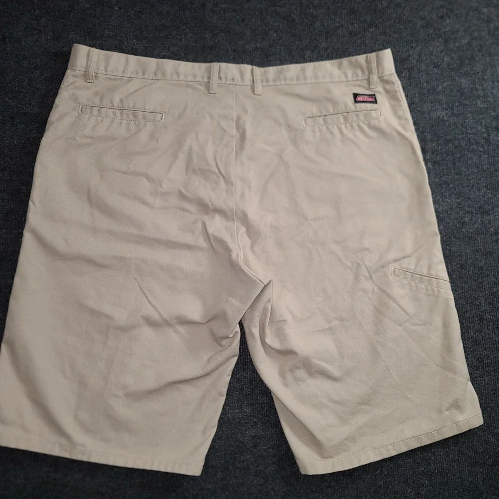 Genuine Dickies Men's Khaki Work Shorts Size 42 Flat Front 12.5